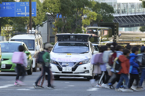 A Leaf equipped with 14 cameras, ten radar sensors and six lidar sensors serves Nissan as a prototype for autonomous driving.