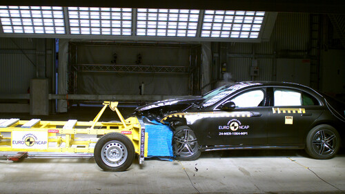 Euro NCAP crash test: Mercedes-Benz E-Class.