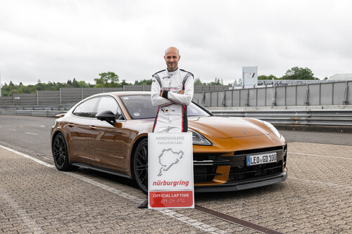 With a time of 7:24.17 minutes, Porsche test driver Lars Kern set a new best time for luxury cars with combustion engines and hybrids in the future top model of the Panamera series at the Nürburgring.