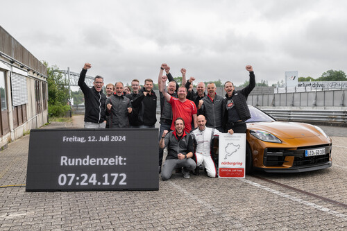 With a time of 7:24.17 minutes, Porsche test driver Lars Kern set a new best time for luxury cars with combustion engines and hybrids in the future top model of the Panamera series at the Nürburgring.