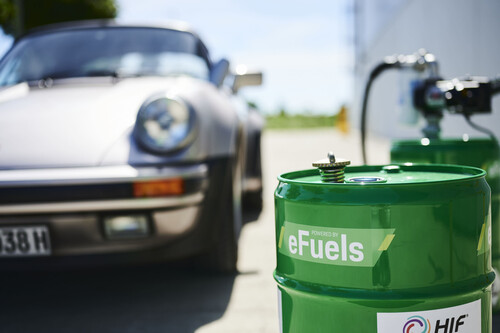 Porsche relies on e-fuels.