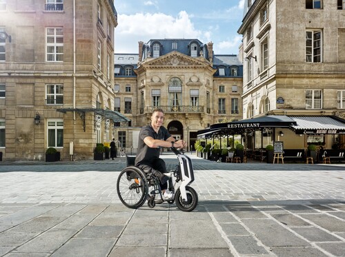 Toyota is mobility partner of the Olympic and Paralympic Games in Paris: e-Puller Yosh-E for wheelchair users.