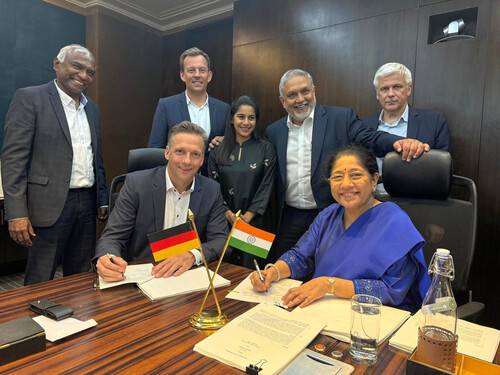 Unterzeichnen den Kooperationsvertrag über eine Lizenfertigung: Deutz-Vorstandsvorsitzender Dr. Sebastian C. Schulte und Mallika Srinivasan, Chairman & Managing Director von Tafe Motors.