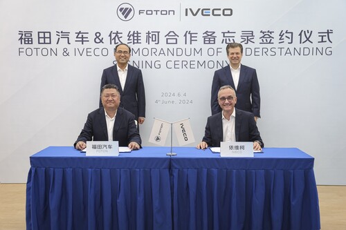 Signed a Memorandum of Understanding (from left): Chen Qingshan, Deputy GM Foton (front) and Chang Rui, Chairman Foton (back), as well as Luca Sra, President Truck Business Unit Iveco Group (front) and Gerrit Marx, CEO Iveco Group (back).