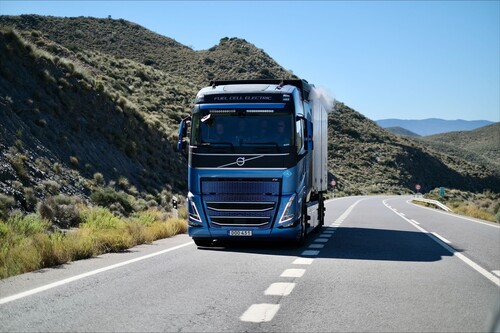 Volvo develops trucks with hydrogen combustion engines (here a fuel cell truck).