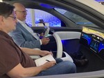 Interior study EVI (Electric Vehicle Interior) by Yanfeng: Dirk Blomeyer (right) explains the operation to author Guido Borck.