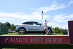 Jodi Ewart Shadoff won the hole-in-one prize offered by Porsche at the golf tournament in Évian-les-Bains: a Macan Turbo Electric in Ice Grey Metallic.